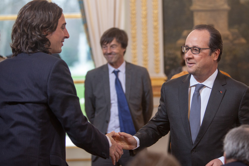 Tomás Insua, Global Coordinator of GCCM, greets President Hollande. Credit: Sean Hawkey/WCC.