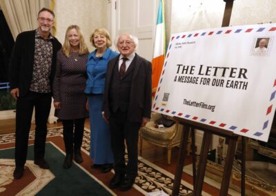Presidente da Irlanda celebra A Carta com exibição em sua própria casa