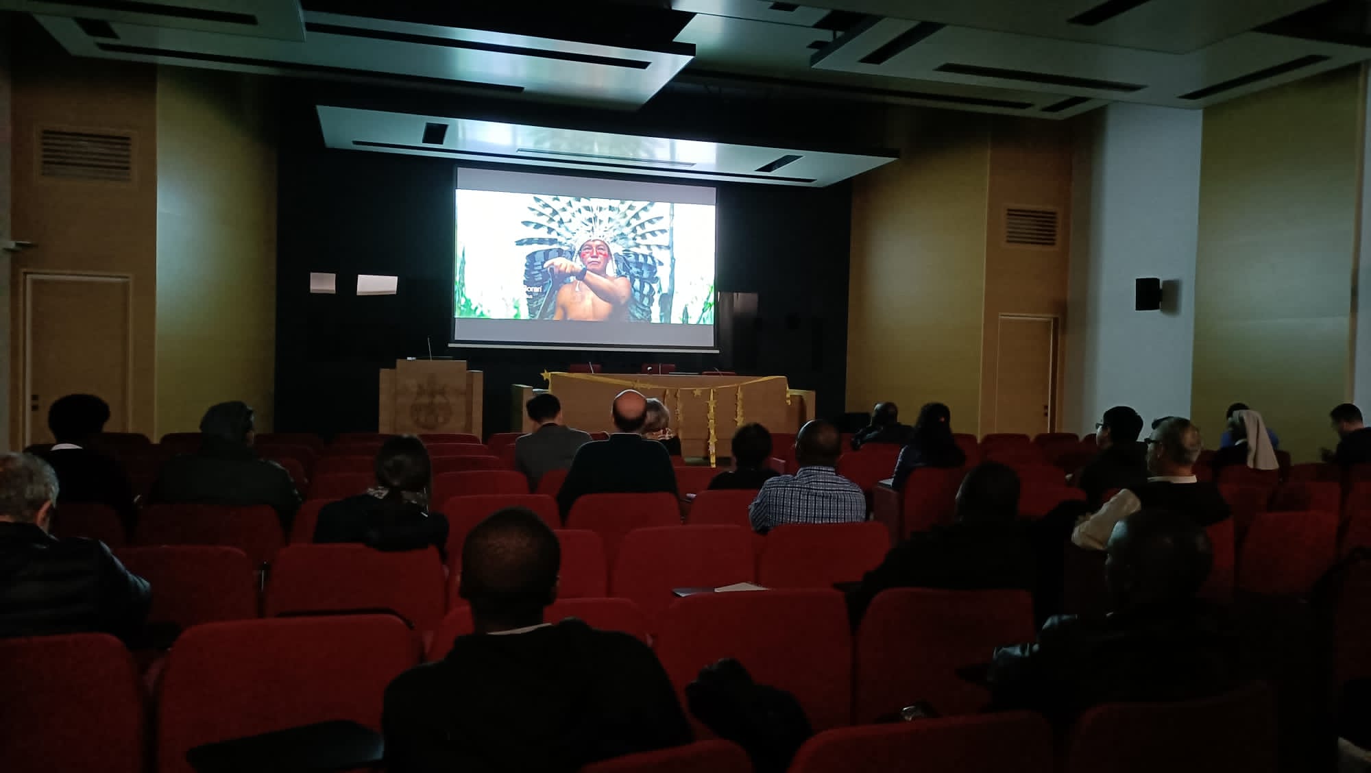  I partecipanti alla tavola rotonda sul Cambiamento Climatico visualizzano un trailer del film La Lettera.
